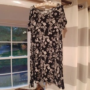 Old Navy Black and White Dress size M